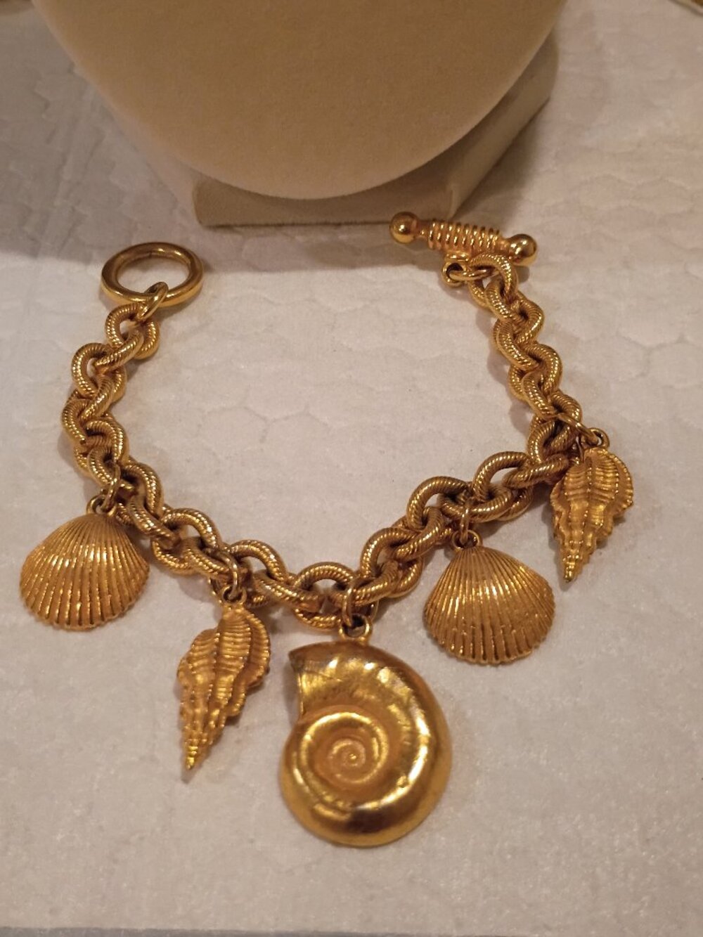Ben Amun Charm Bracelet Seashells Gold Tone Signed Chunky Charms Toggle Clasp